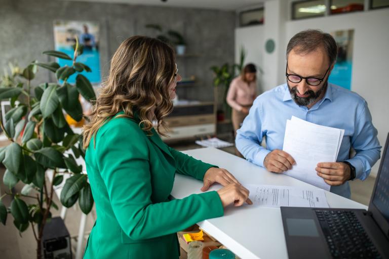 Mensen op kantoor overleggen over documenten
